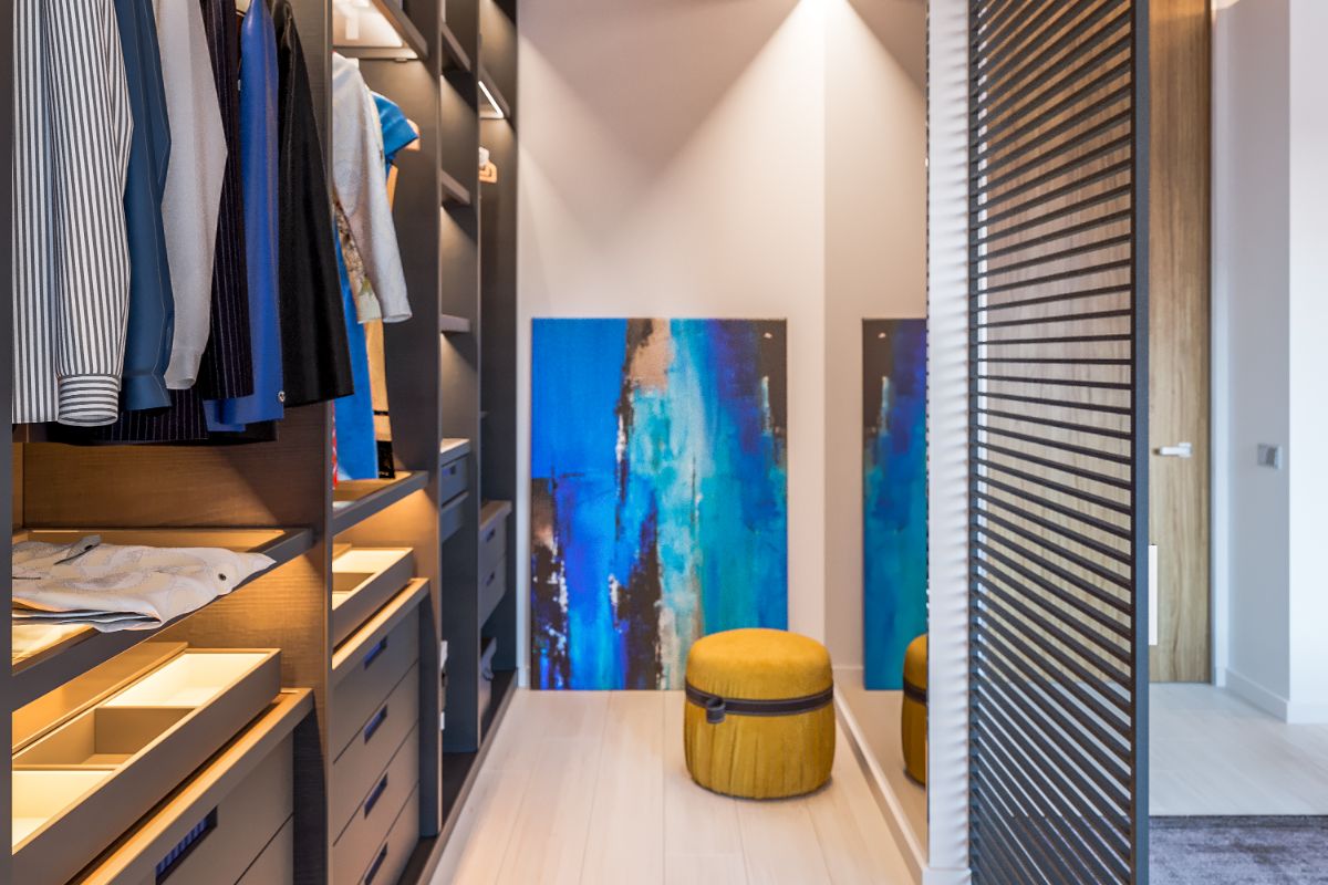 Designing a Functional Walk-In Closet for Compact Spaces in Singapore